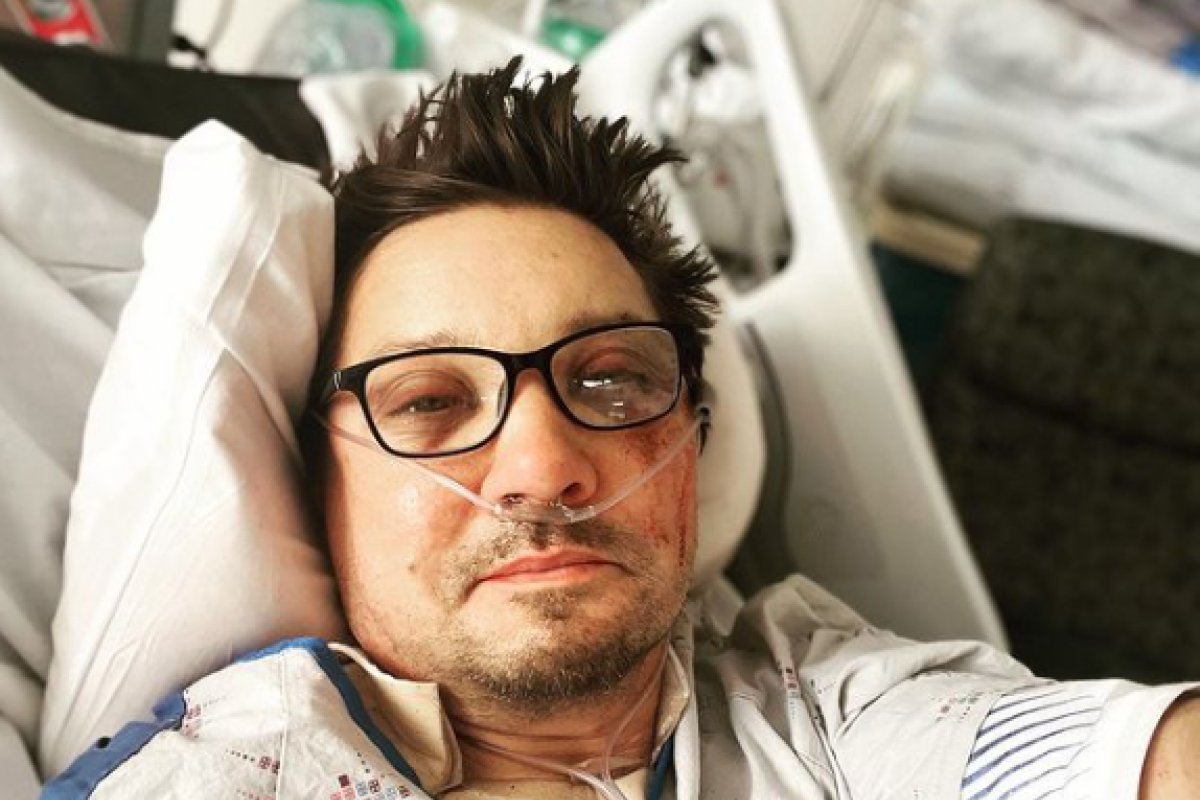 [Após acidente, ator Jeremy Renner publica foto em agradecimento a equipe de médicos]