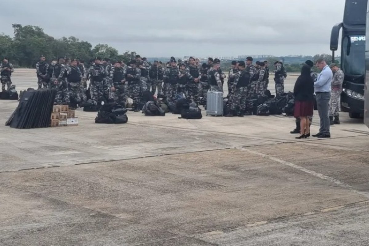 [Tropa do Batalhão de Choque da Bahia desembarca em Brasília para atuar na proteção de prédios públicos]