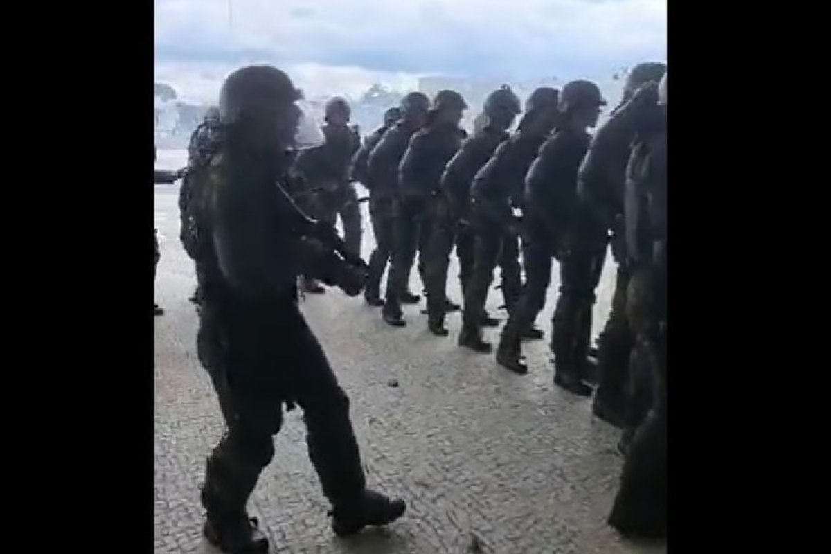 [Vídeo: soldados do Exército levam bronca de PMs durante invasão em Brasília ]