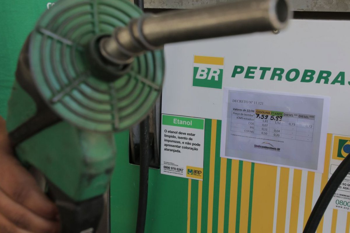 [Petrobras anuncia aumento de R$ 0,23 por litro de gasolina para distribuidoras]