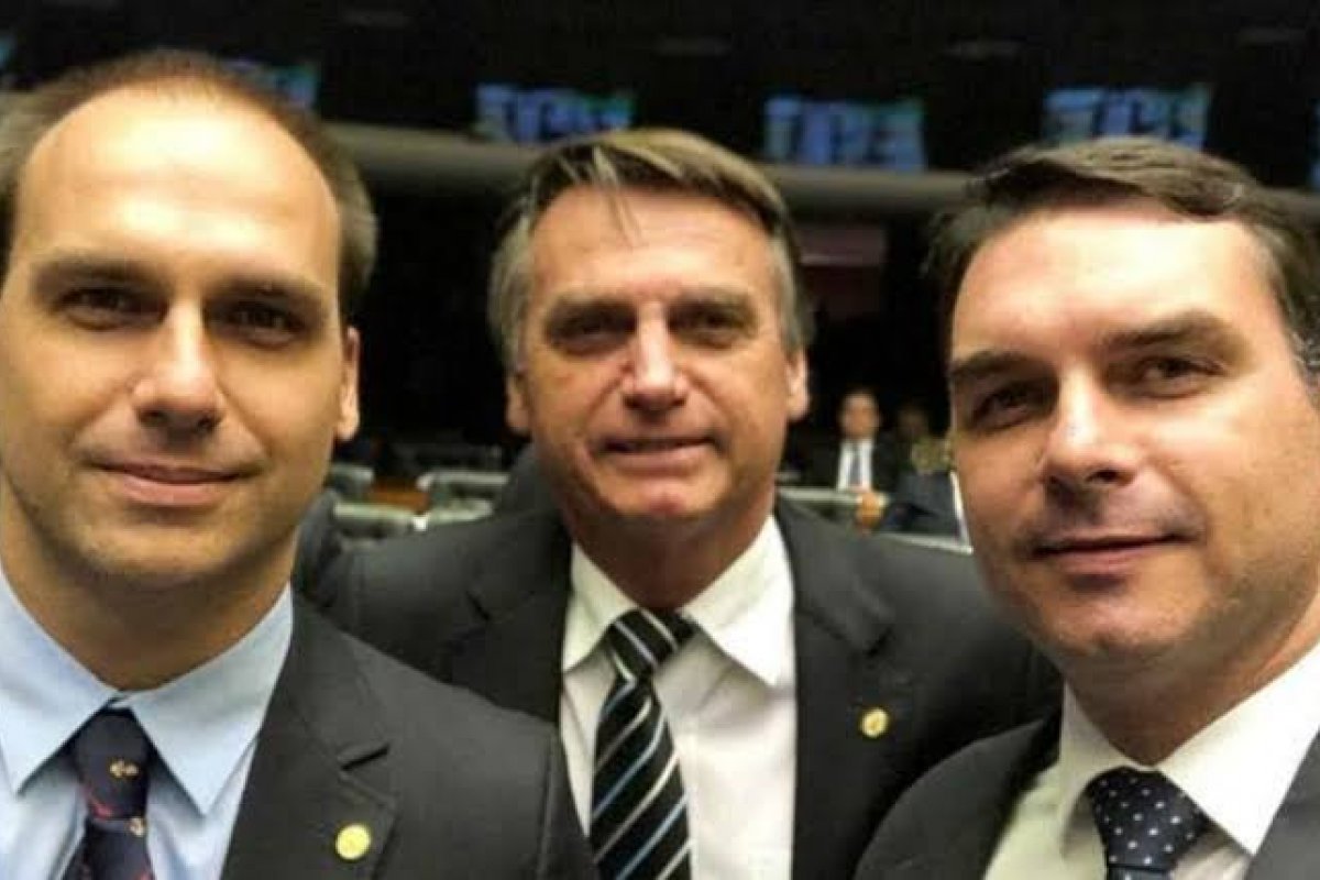 [Especulações sobre candidaturas de Flávio e Eduardo Bolsonaro são vistas como ‘puro teatro político’, diz coluna]
