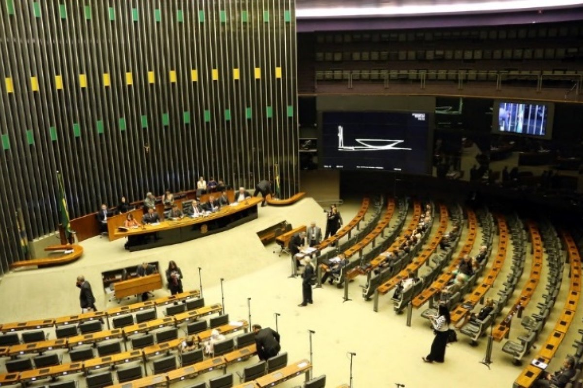 [Deputados pressionam Senado para redução de maioridade penal após ataque em escola de São Paulo  ]