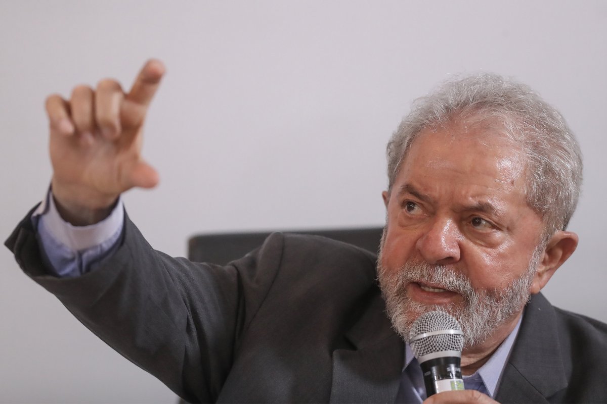 [Lula volta a trabalhar no Planalto após 10 dias afastado por broncopneumonia]