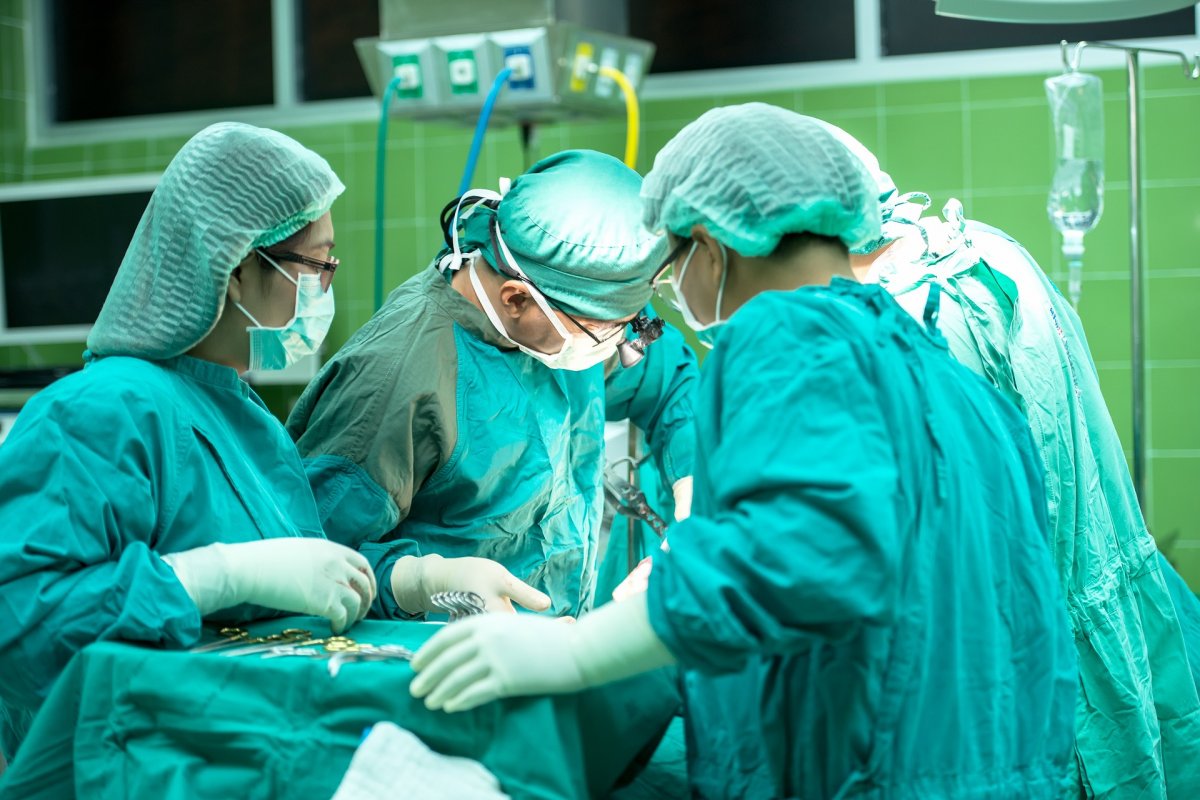 [Médicos da Itália retiram tumor de ovário de 42kg]