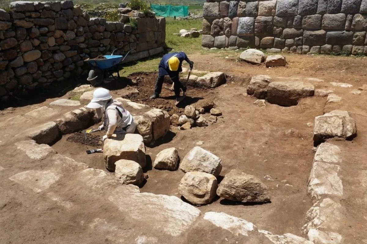 [Banheiro de 500 anos do Império Inca construído com pedras esculpidas é encontrado no Peru]