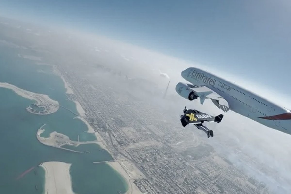 [Homem jato voa ao lado do maior avião do mundo em Dubai, especialistas contam como é possível ]
