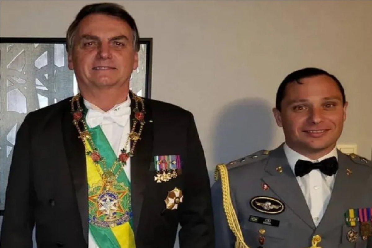 [Coronel Cid disse que joias iriam para acervo pessoal de Bolsonaro, afirma assessor à PF ]