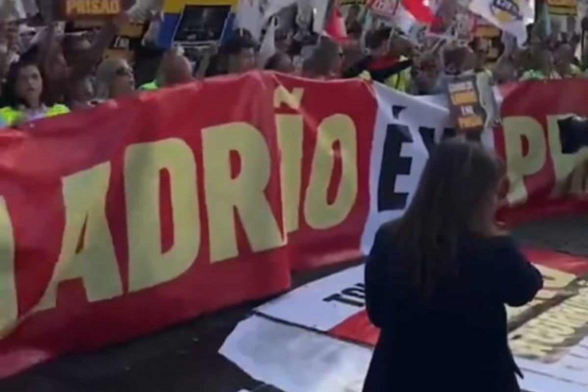 [Vídeo: manifestantes da extrema direita de Lisboa protestam contra Lula nos arredores da Assembleia de Portugal]