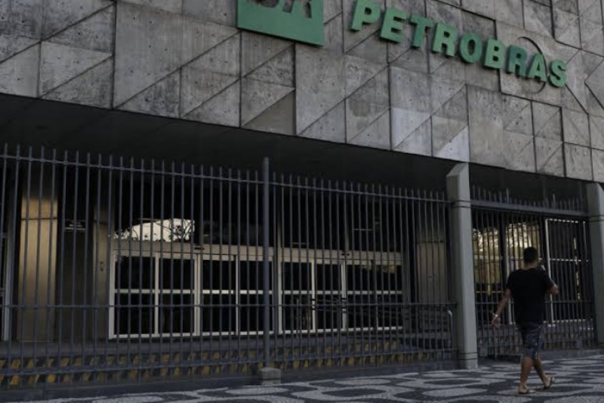 [Petrobras votará aumento de 44% para diretores]