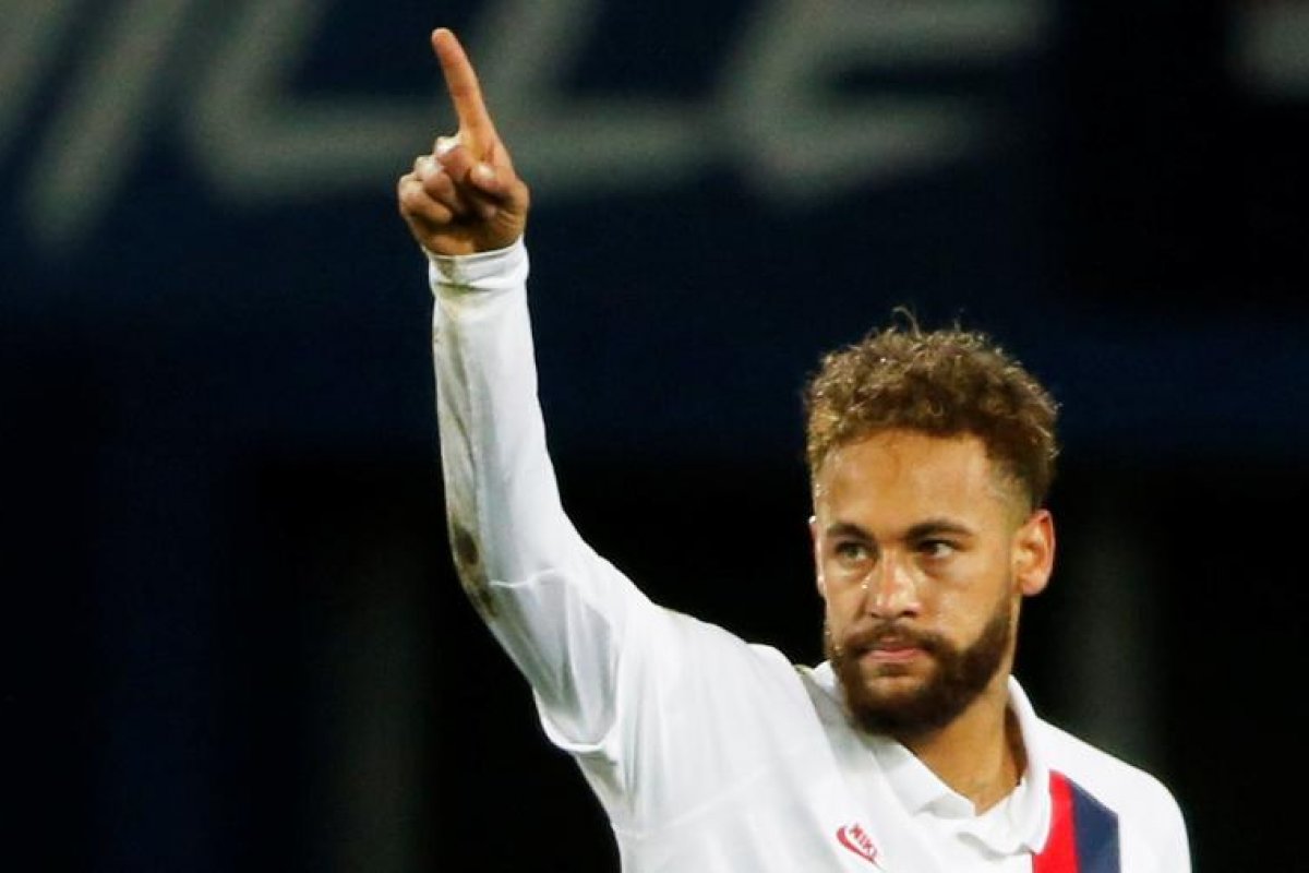 [Com golaço de falta, Neymar cresce em meio a turbilhão e embala no PSG]
