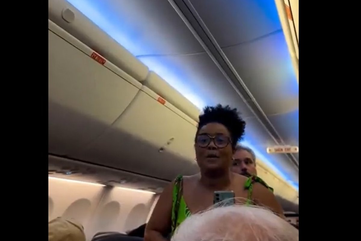 [Vídeo: mulher recusa a despachar mochila e é expulsa de voo em Salvador ]