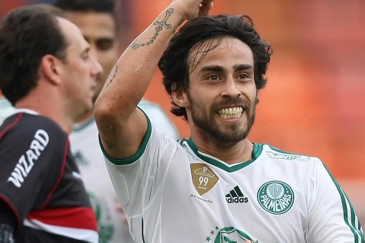 [Ex-jogador do Palmeiras é internado em ala psiquiátrica no Chile]