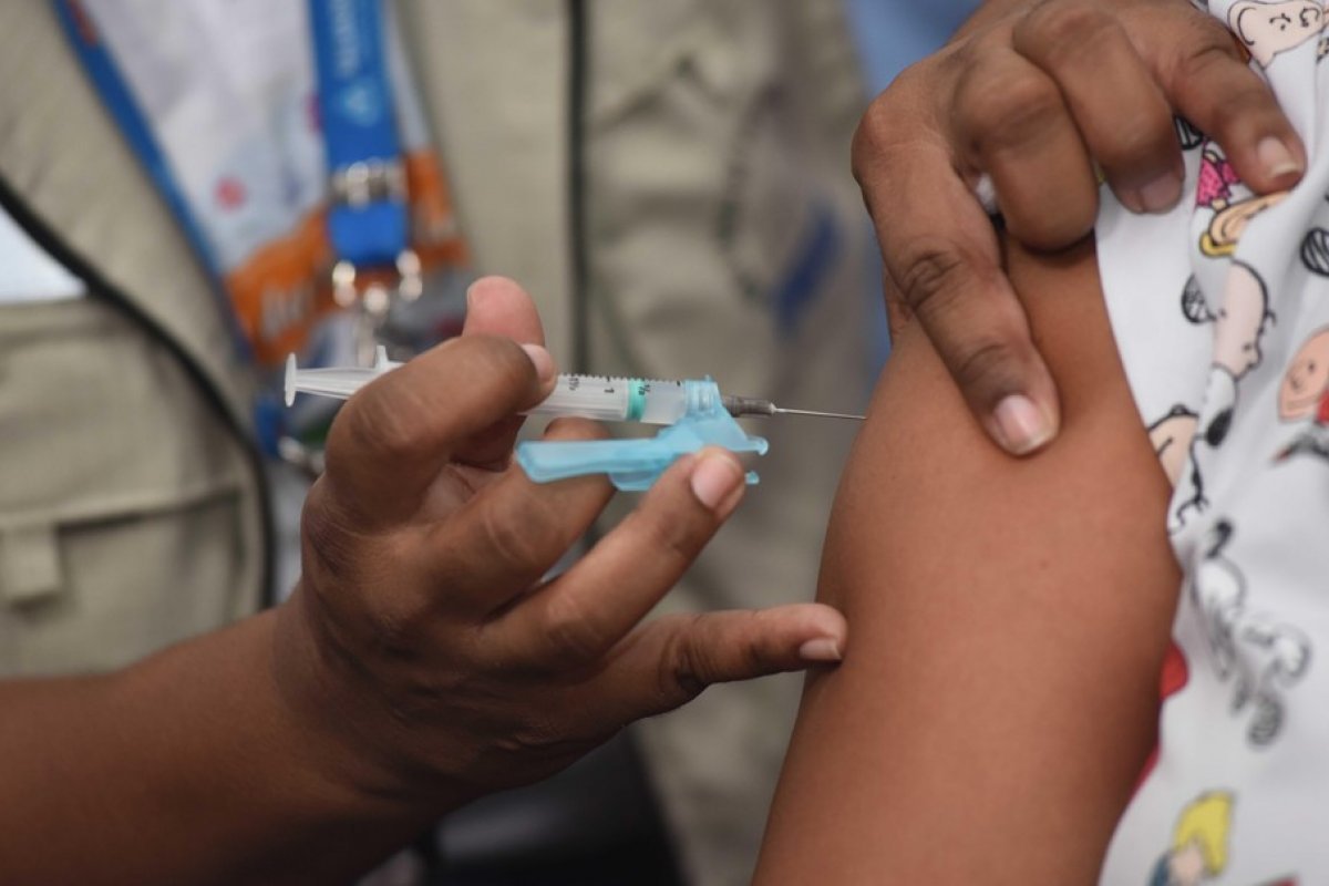[Vacina bivalente segue disponível para pessoas com 18 anos ou mais em Salvador ]