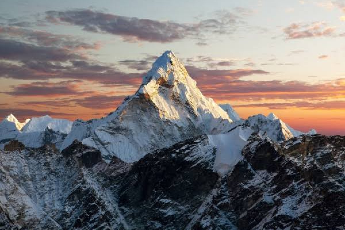 [Alpinista nepalês Kami Rita Sherpa estabelece recorde com 28ª ascensão ao Monte Everest]