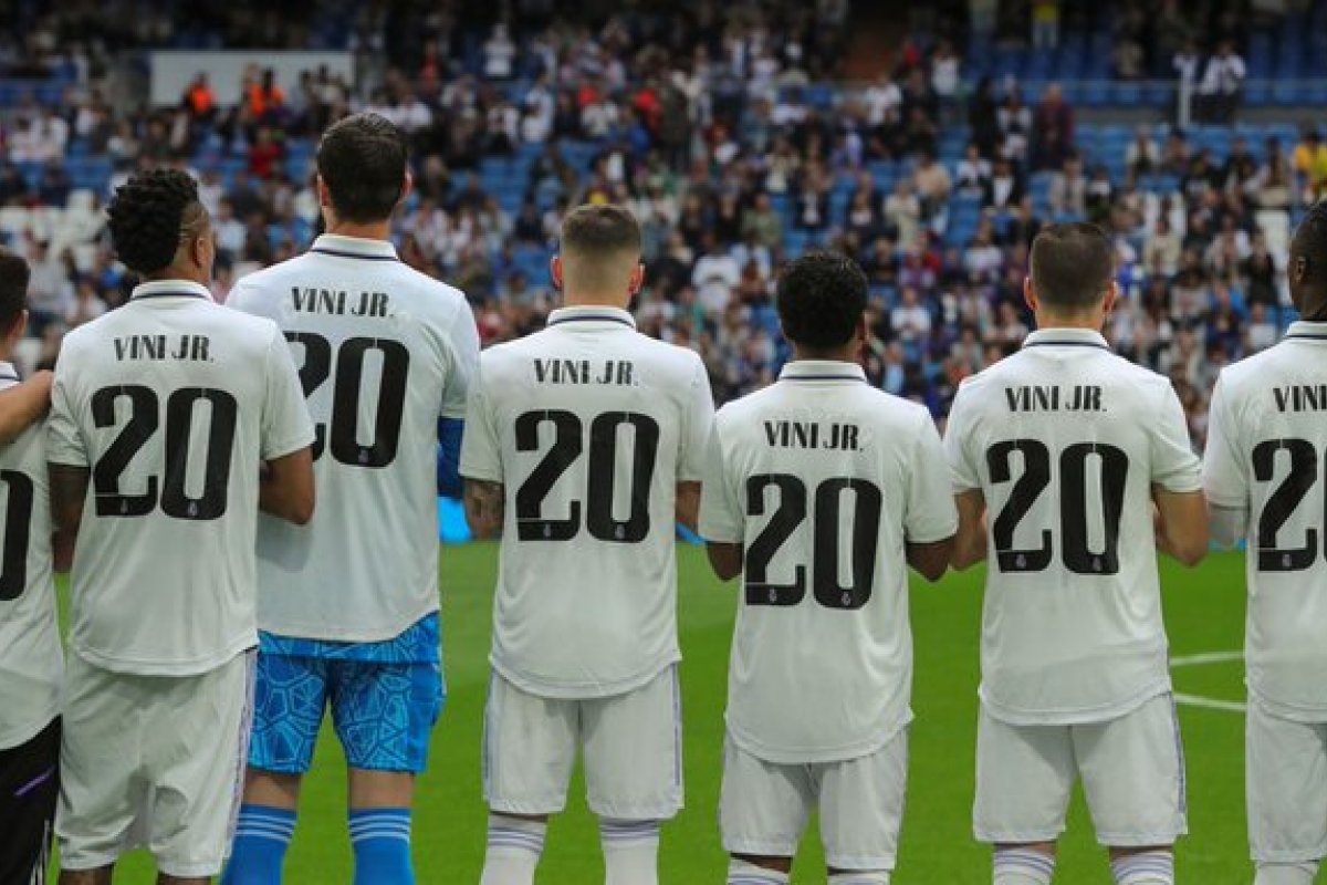 [Vini Jr. é homenageado por colegas do Real Madrid em partida contra Rayo Vallecano]