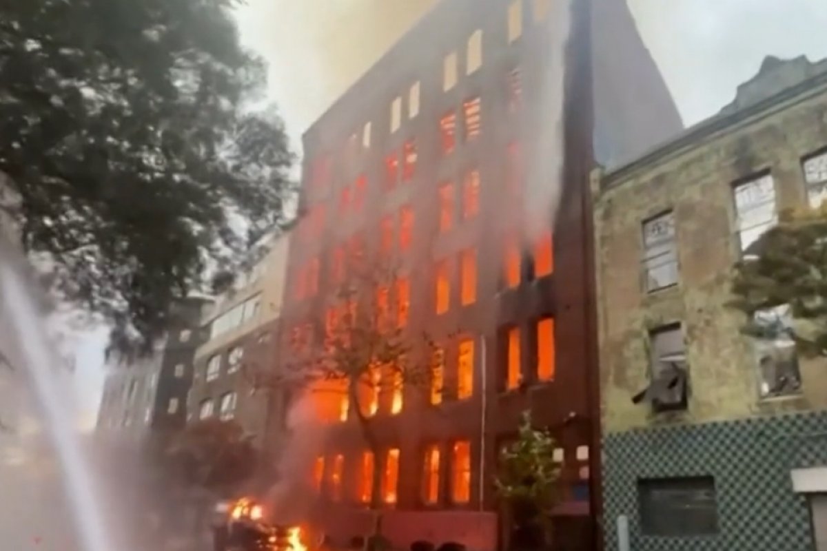 [Incêndio destrói prédio de sete andares em Sydney, na Austrália]