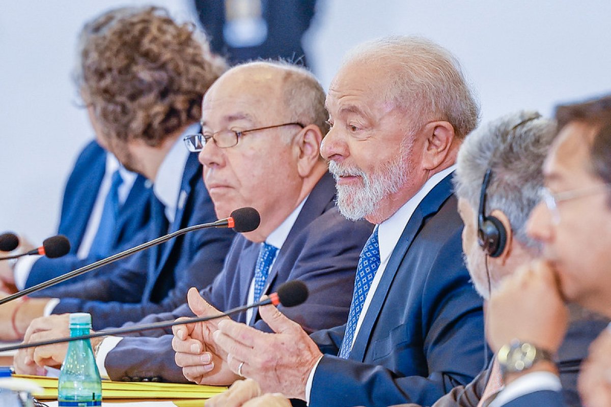[Lula reforça defesa de moeda única em reunião com líderes sul-americanos]