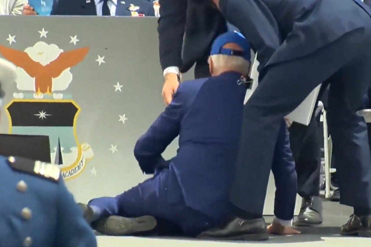 [Vídeo: Biden cai durante formatura da Força Aérea americana]