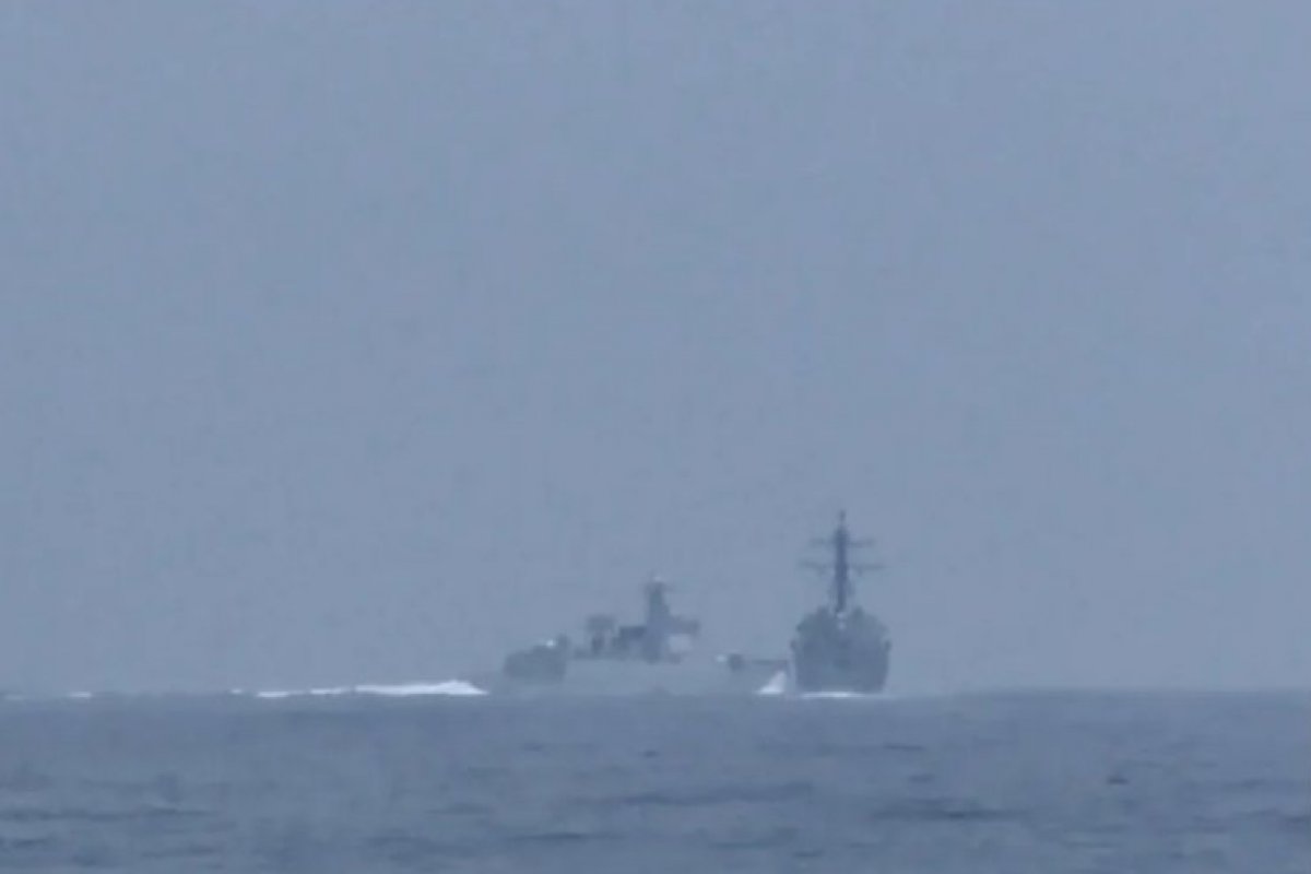 [China acusa EUA de provocação após quase colisão de navios de guerra ]