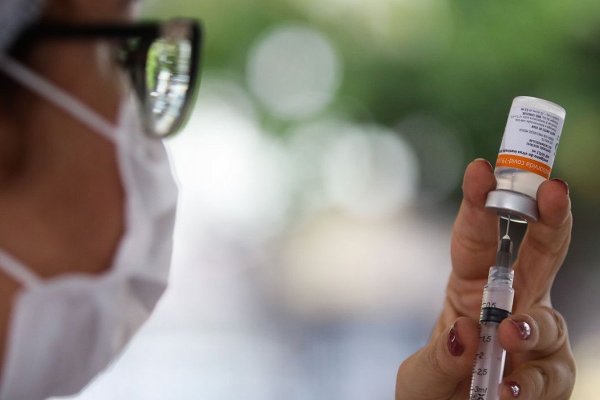 [Campanha de  vacinação contra Covid-19 e gripe é mantida em Salvador]