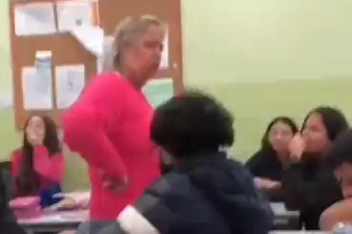 [Vídeo: Inspetora de colégio chama aluno de 