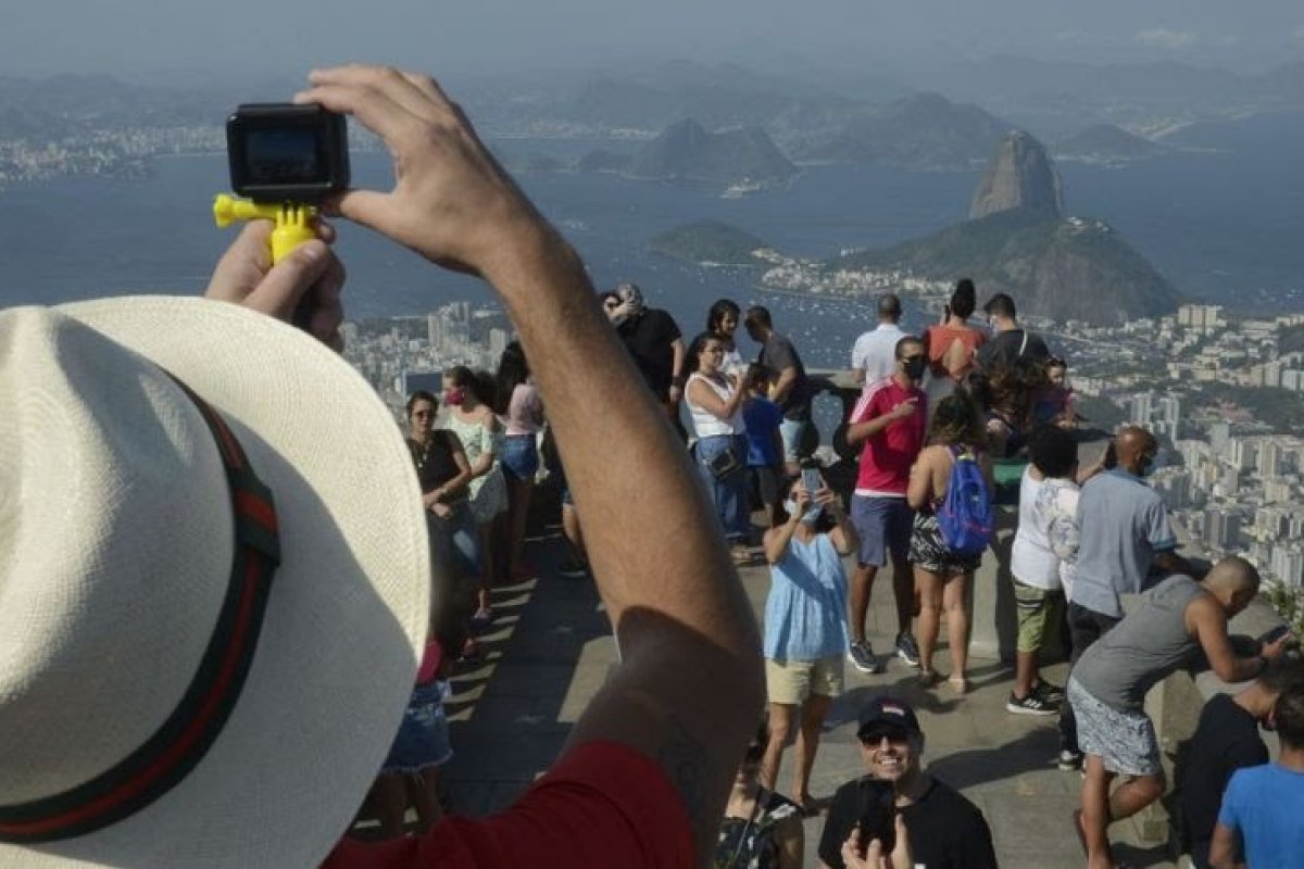 [Brasil registra crescimento de 108% no número de visitantes estrangeiros em 2023]