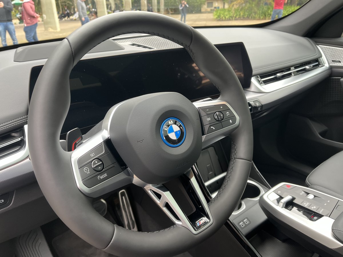[BMW apresenta novo SUV elétrico iX1 ]