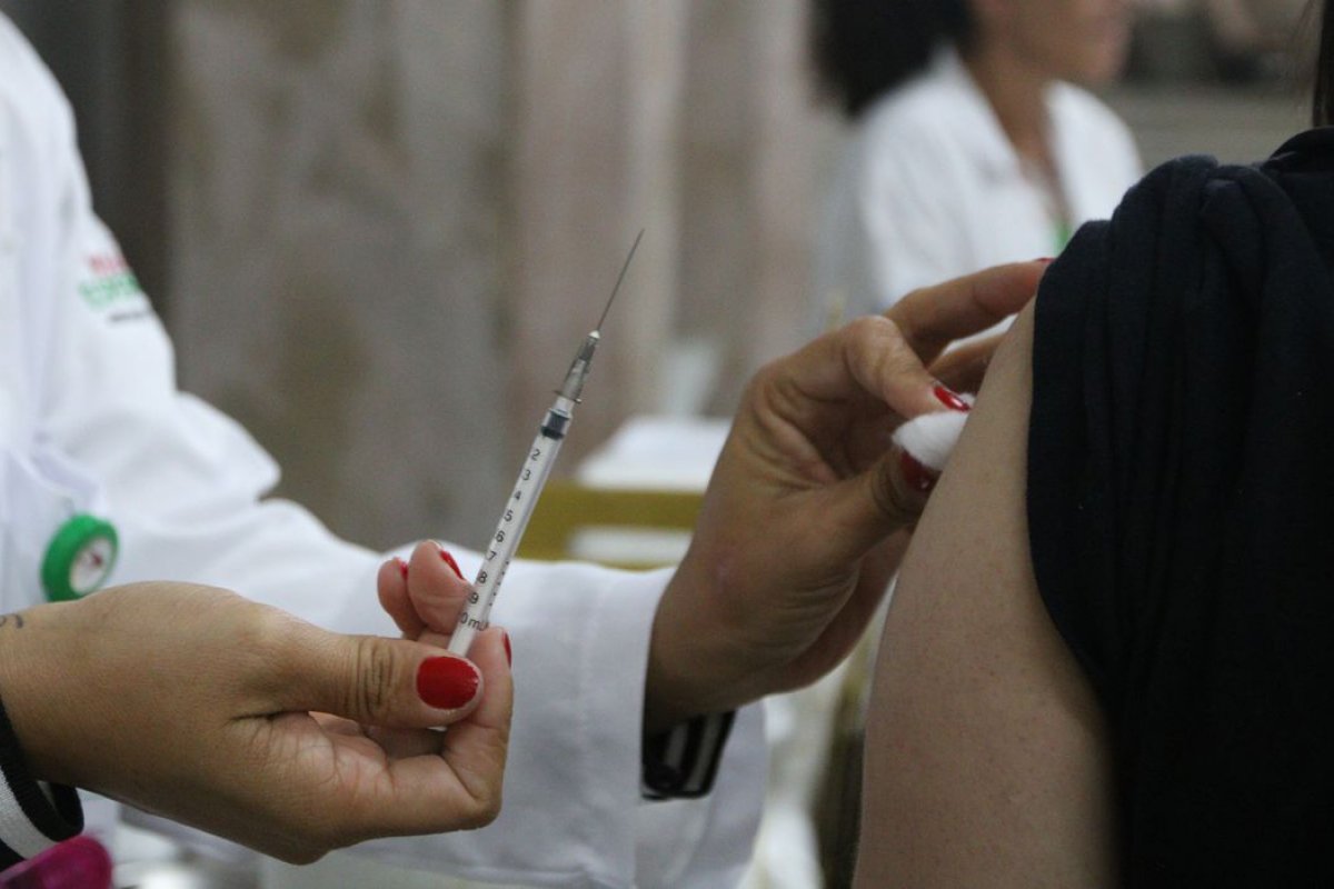 [Brasil registra significativa queda de mortes por Covid-19 no primeiro semestre de 2023]