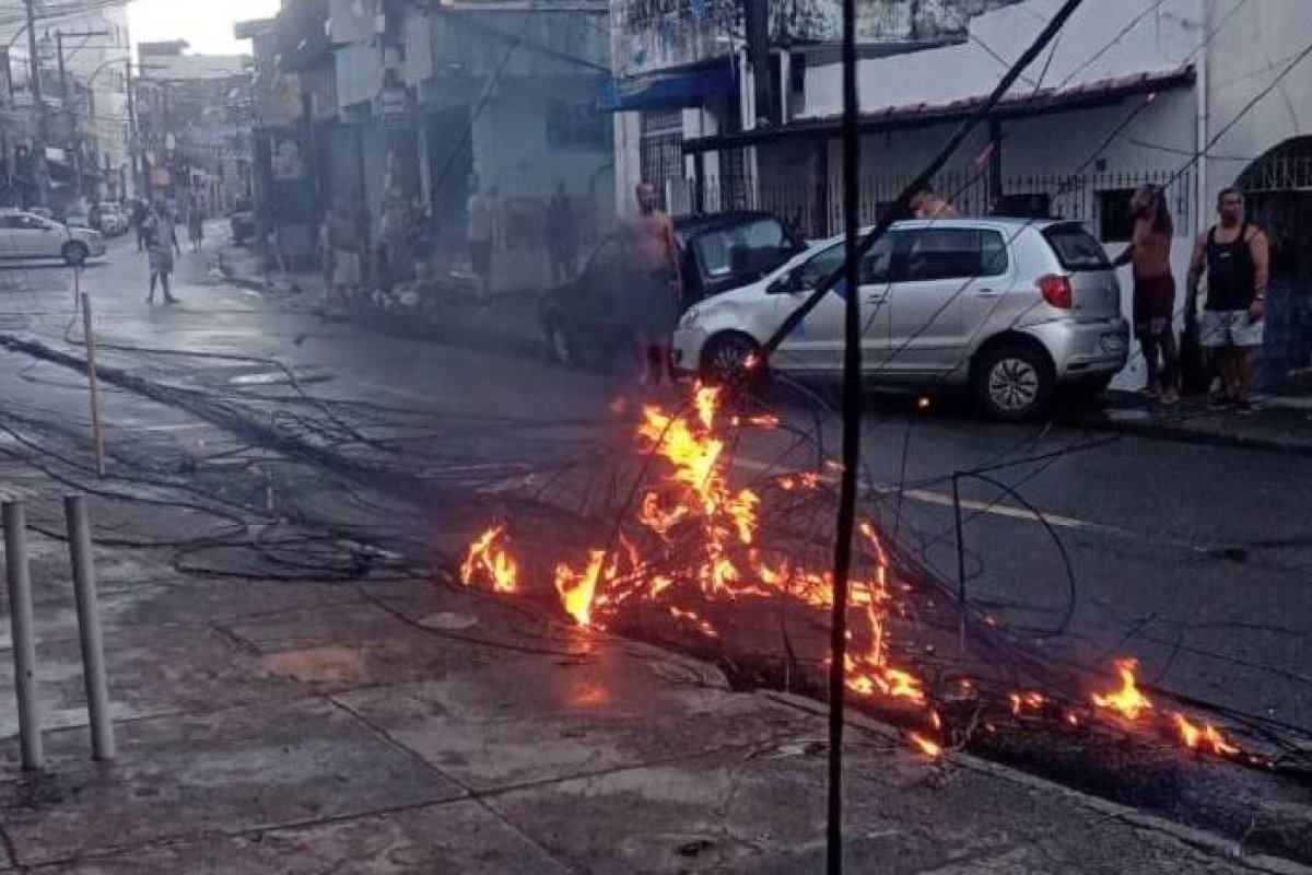 [Poste pega fogo e causa transtornos no bairro de Pernambués, em Salvador]