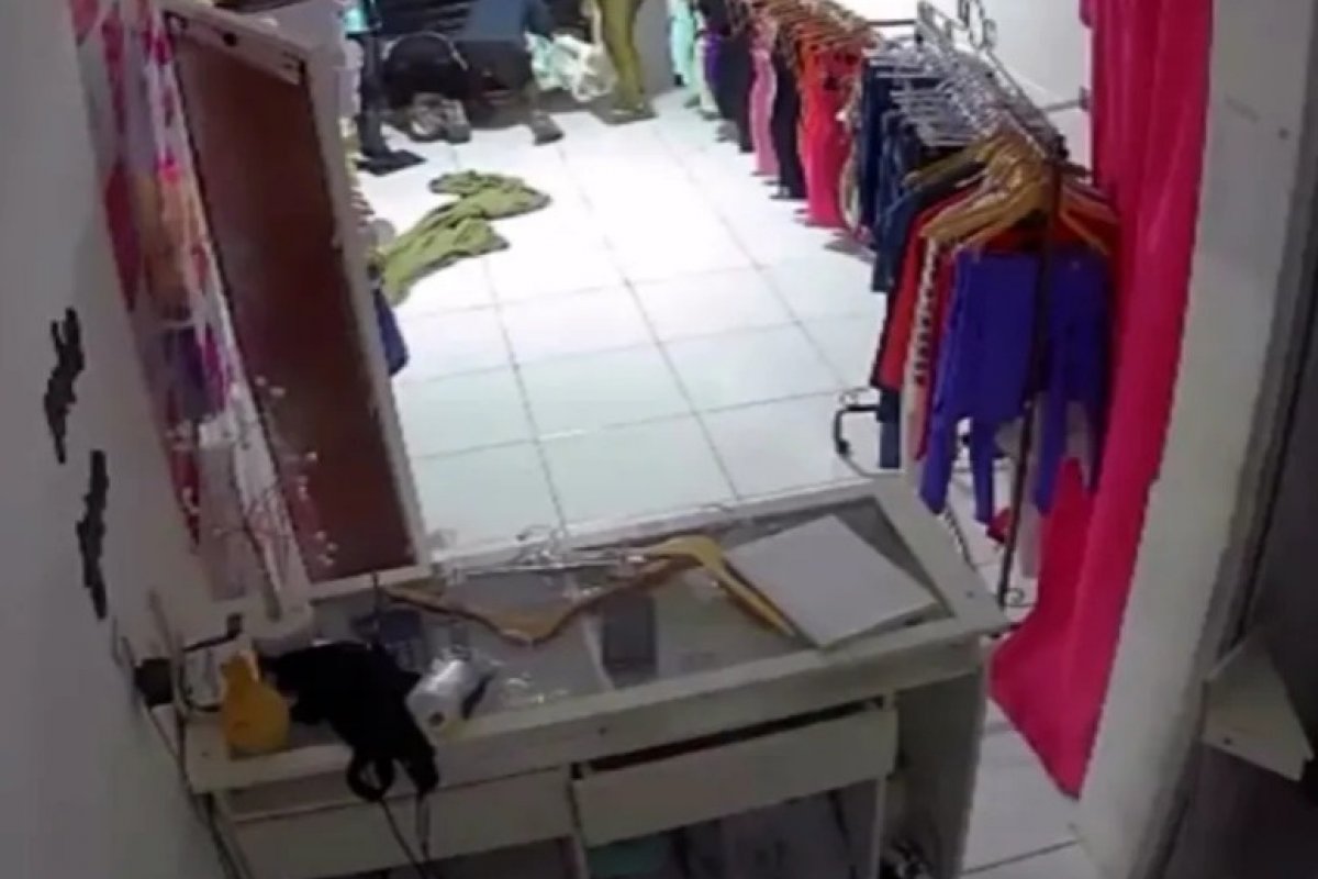 [Homens arrombam e furtam loja de roupas no bairro de Periperi, em Salvador ]