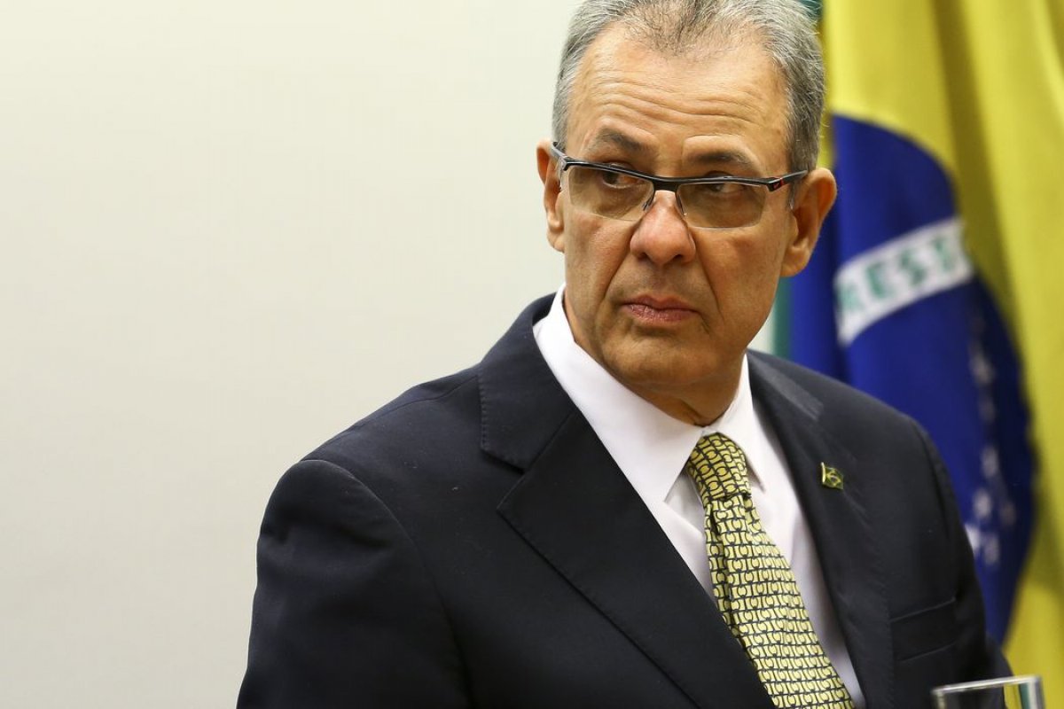 [Ex-ministro de Minas Energia cobra R$ 332 mil de salário retroativo]