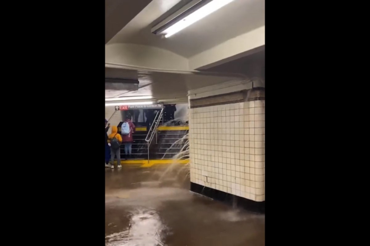 [Vídeo: metrô de Nova York tem circulação interrompida após inundação causada por chuva forte ]