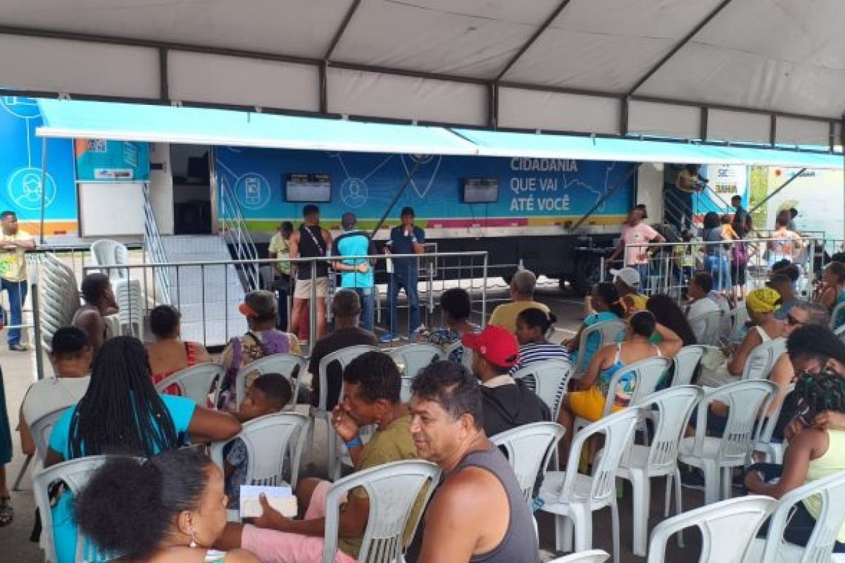 [Pessoas em situação de rua têm atendimento gratuito no SAC Móvel em Salvador]