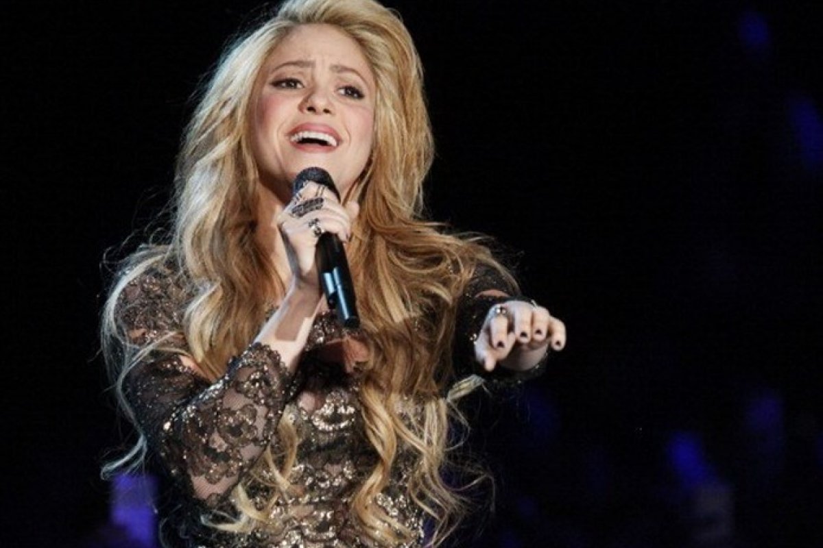[Shakira vai a premiação com joias avaliadas em mais de R$ 500 mil ]