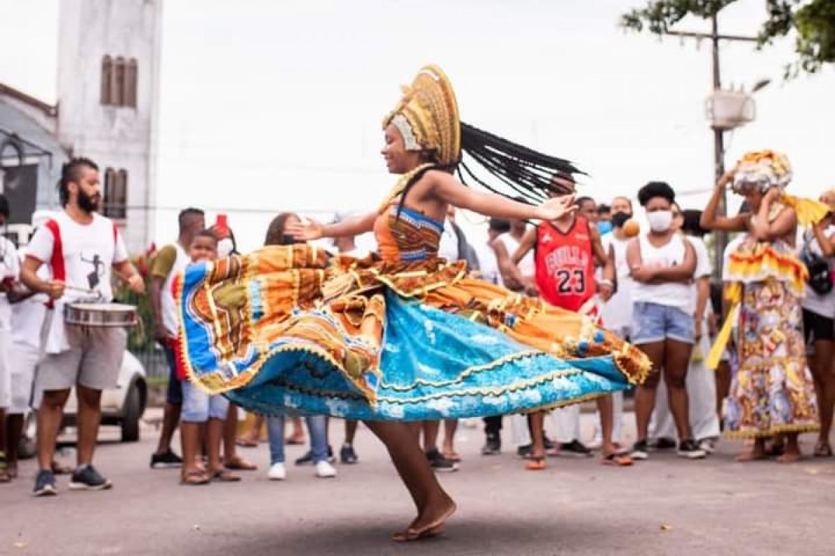 [Projeto ‘Danças Negras e Periferia’ fortalece identidade cultural nas comunidades de Salvador! ]