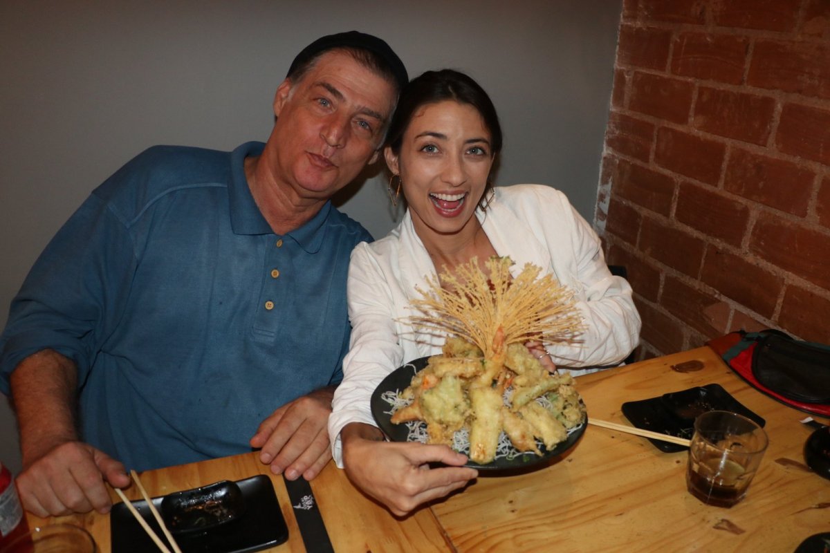 [Giuseppe Oristanio e Julia Oristanio curtem noite no Restaurante Japones Sushi Yap!]