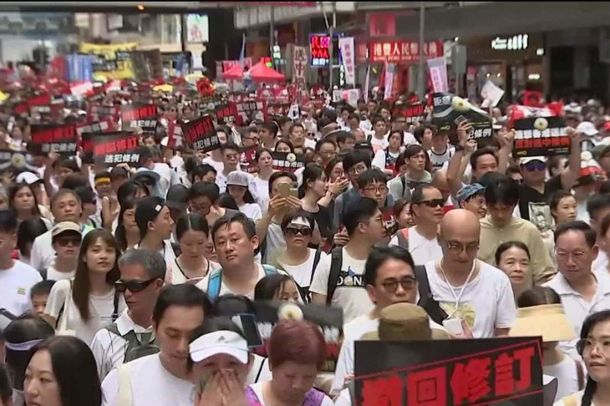 [Milhares de pessoas protestam em Hong Kong contra projeto de lei]