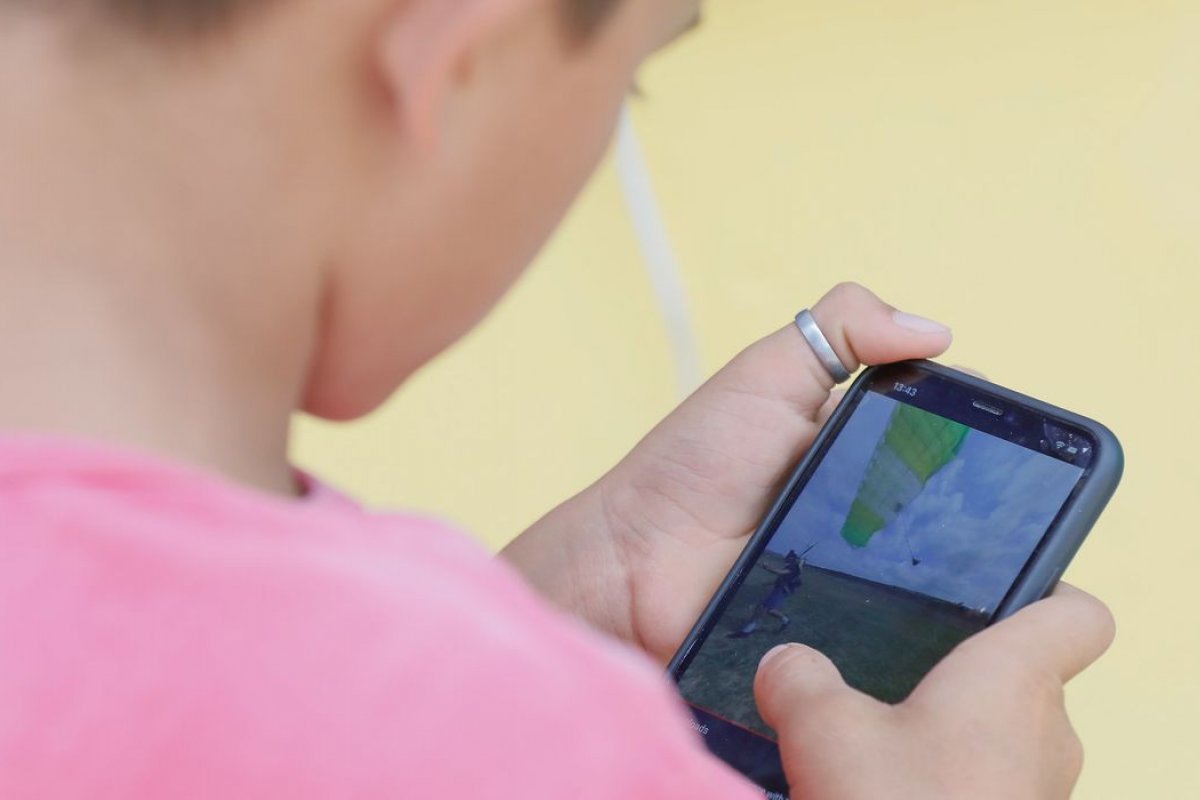 [54,8% das crianças e dos adolescentes de 10 a 13 anos têm celular no Brasil]