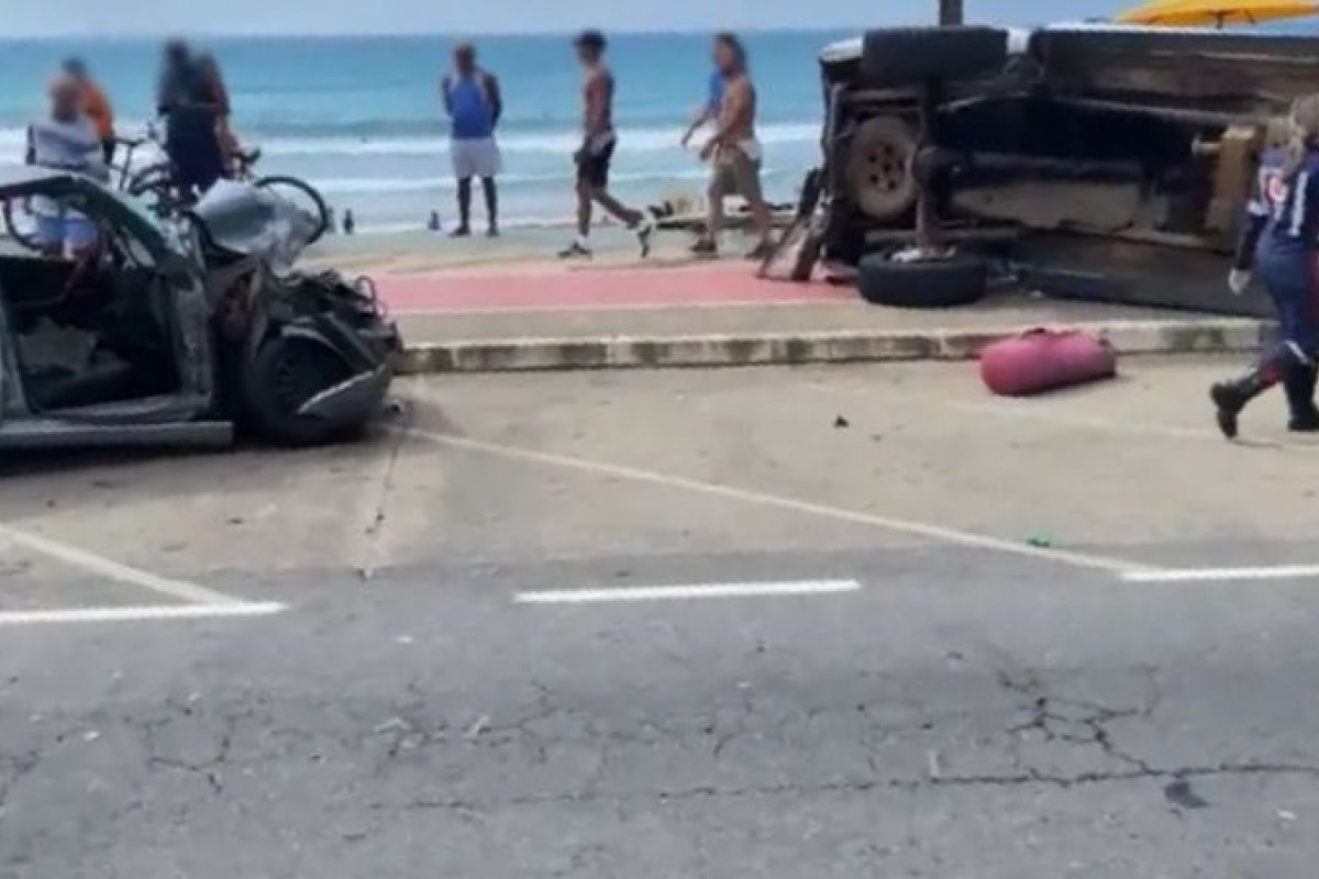 [Capotamento deixa três pessoas feridas na orla do bairro de Piatã, em Salvador]