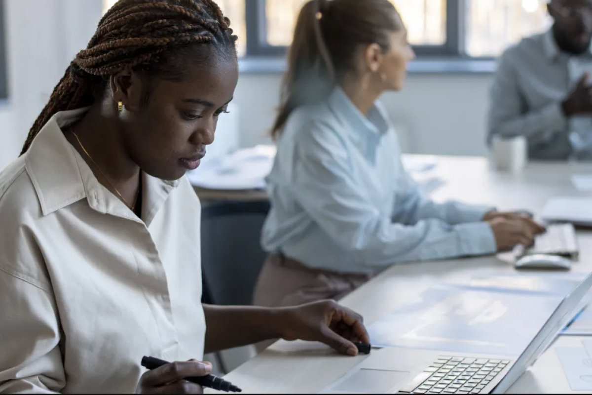 [ Desigualdade salarial entre negros e brancos atinge 42,3% em cargos de gerência, revela levantamento ]