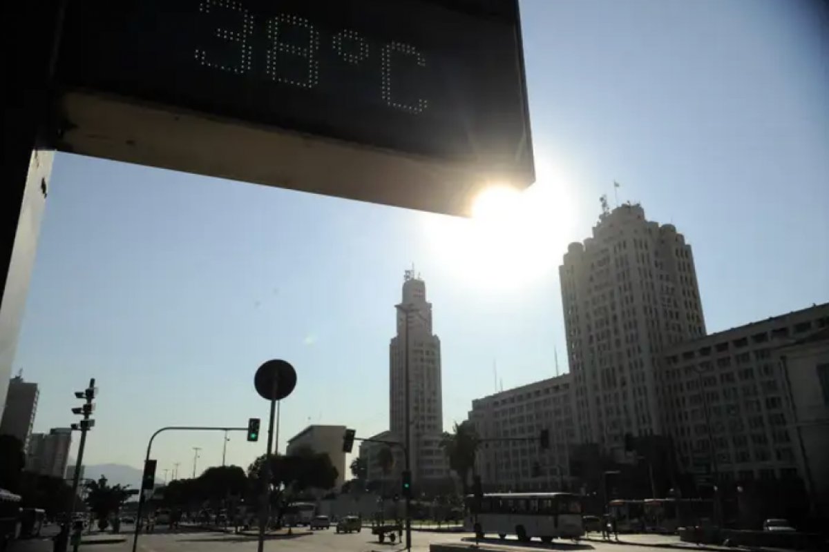 [Cidade mineira registra o dia mais quente da história do Brasil]