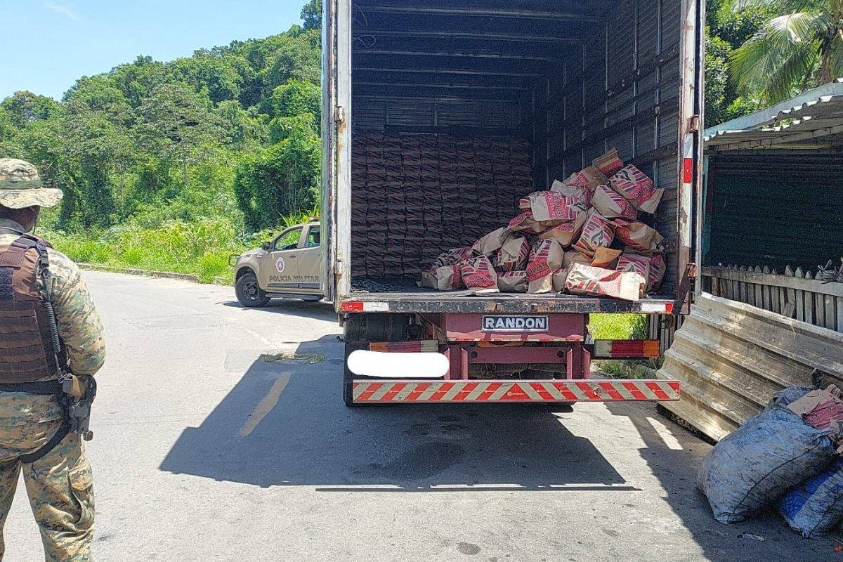 [Três homens são presos com carvão ilegal em Salvador ]