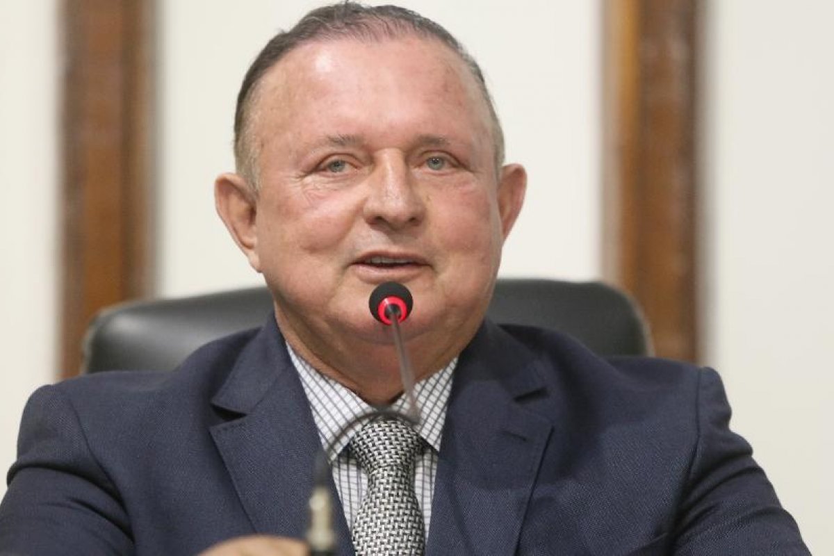 [Adolfo Menezes não descarta reeleição caso PEC seja aprovada na Alba ]