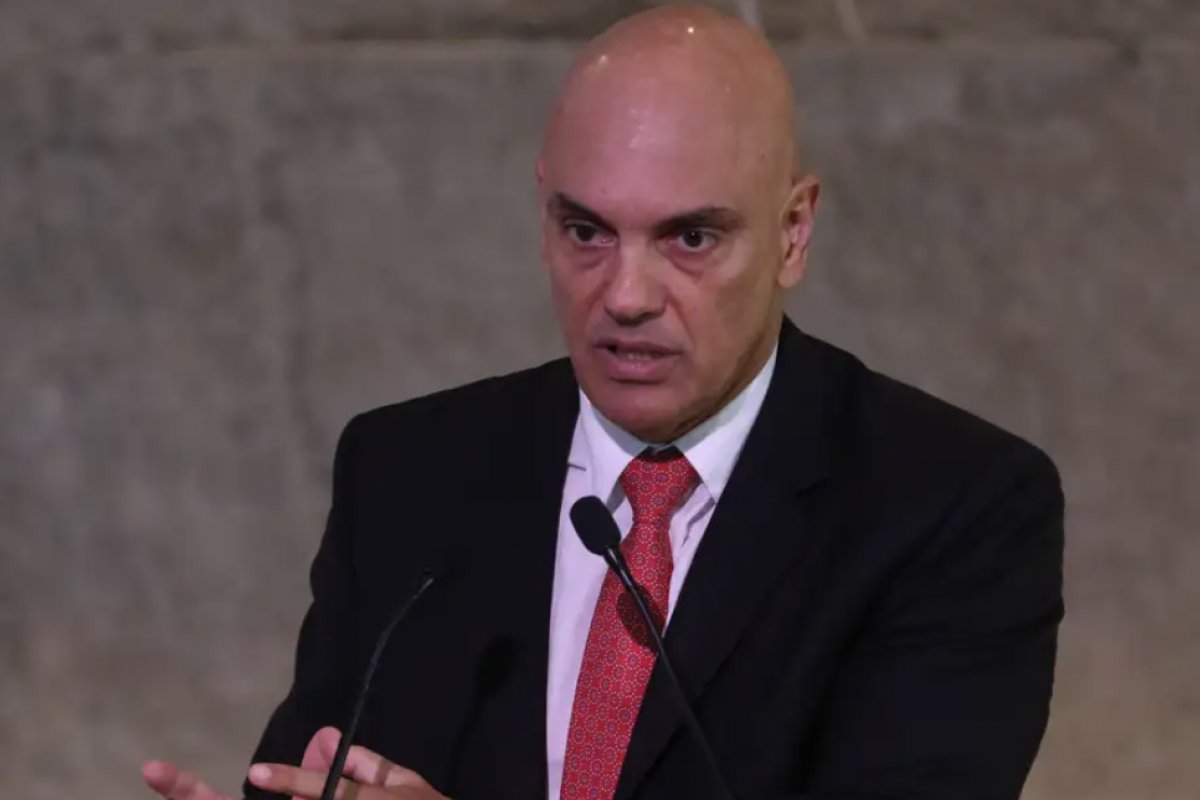 [Alexandre de Moraes solicita informações sobre morte de preso do 8 de janeiro ]