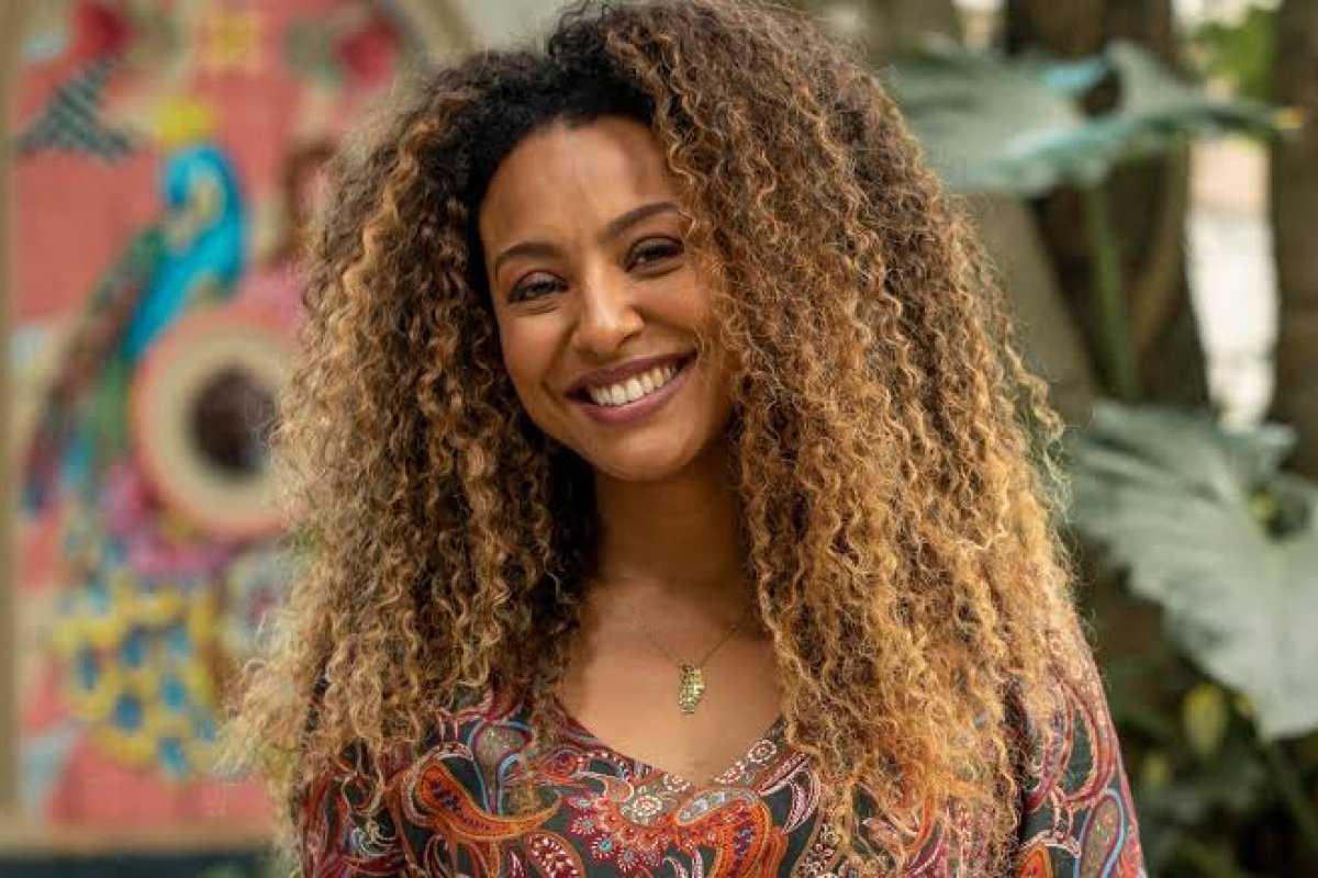 [Ela merece! Sheron Menezzes recebe Troféu Raça Negra pela Sol de 'Vai na Fé' ]