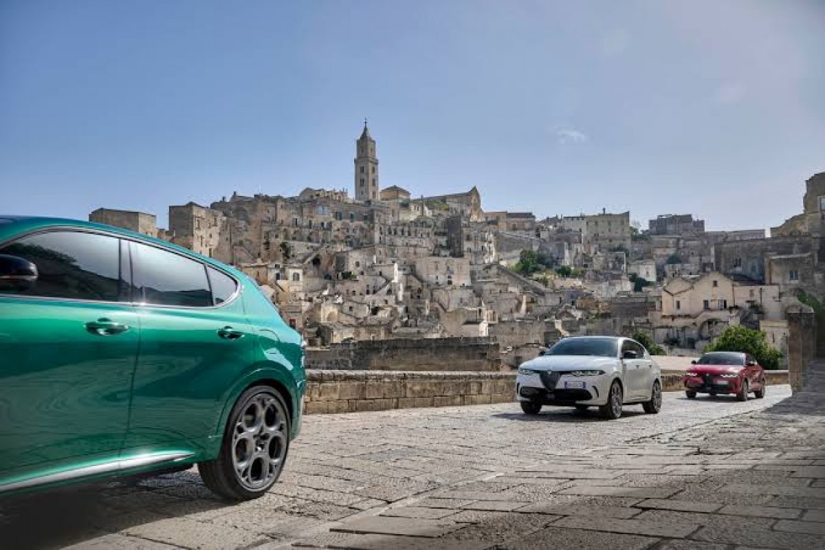 [Alfa Romeo lança série especial “Tributo Italiano” para 3 modelos ]