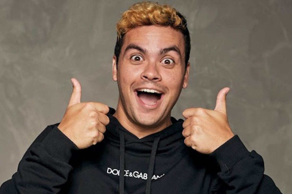 [Sucesso com as crianças, Luccas Neto assina contrato com o SBT!]