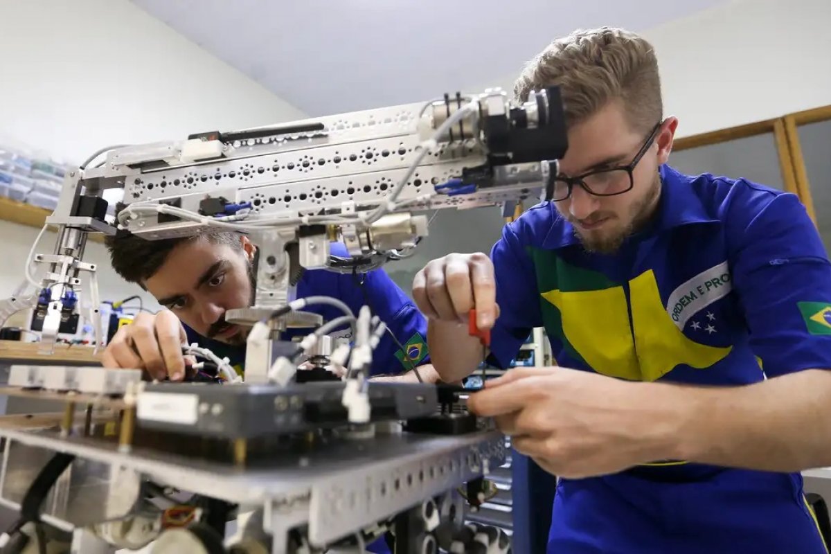 [Livro fala quanto um curso técnico aumenta o salário de um profissional]