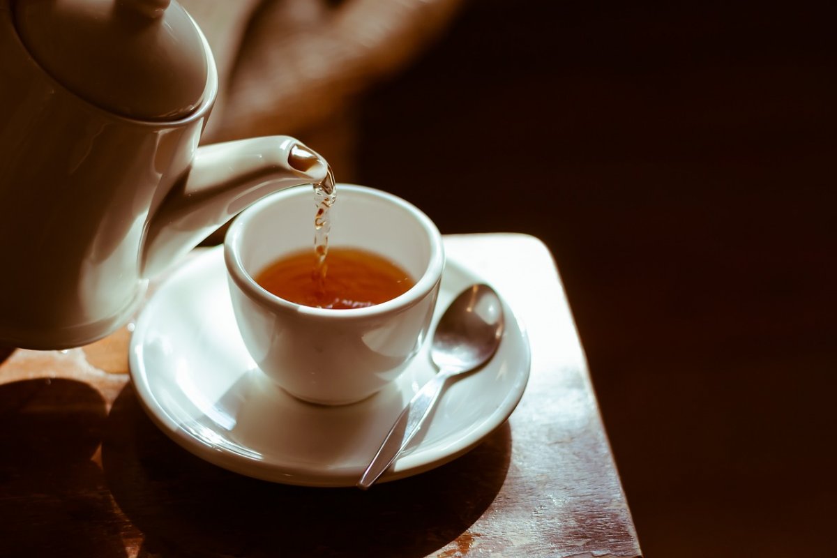 [Descubra os benefícios do chá de louro: da tradição culinária às propriedades medicinais]