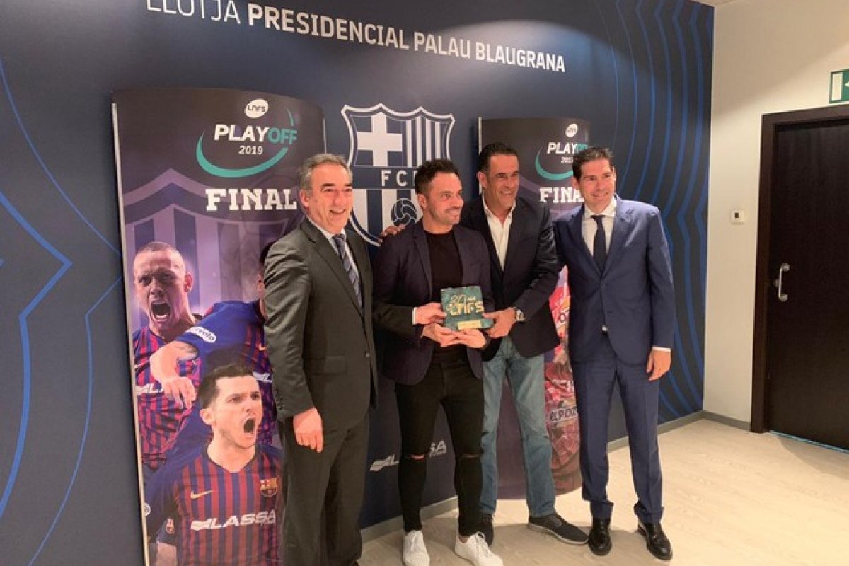 [Antes de decisão da Liga Espanhola de Futsal, Falcão é homenageado pelo Barcelona]